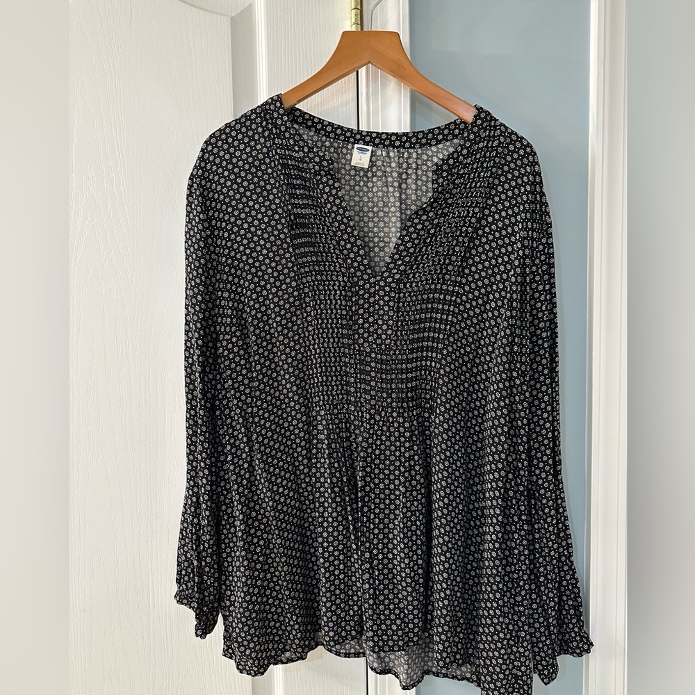 Old Navy black and white print pintuck swing top size L